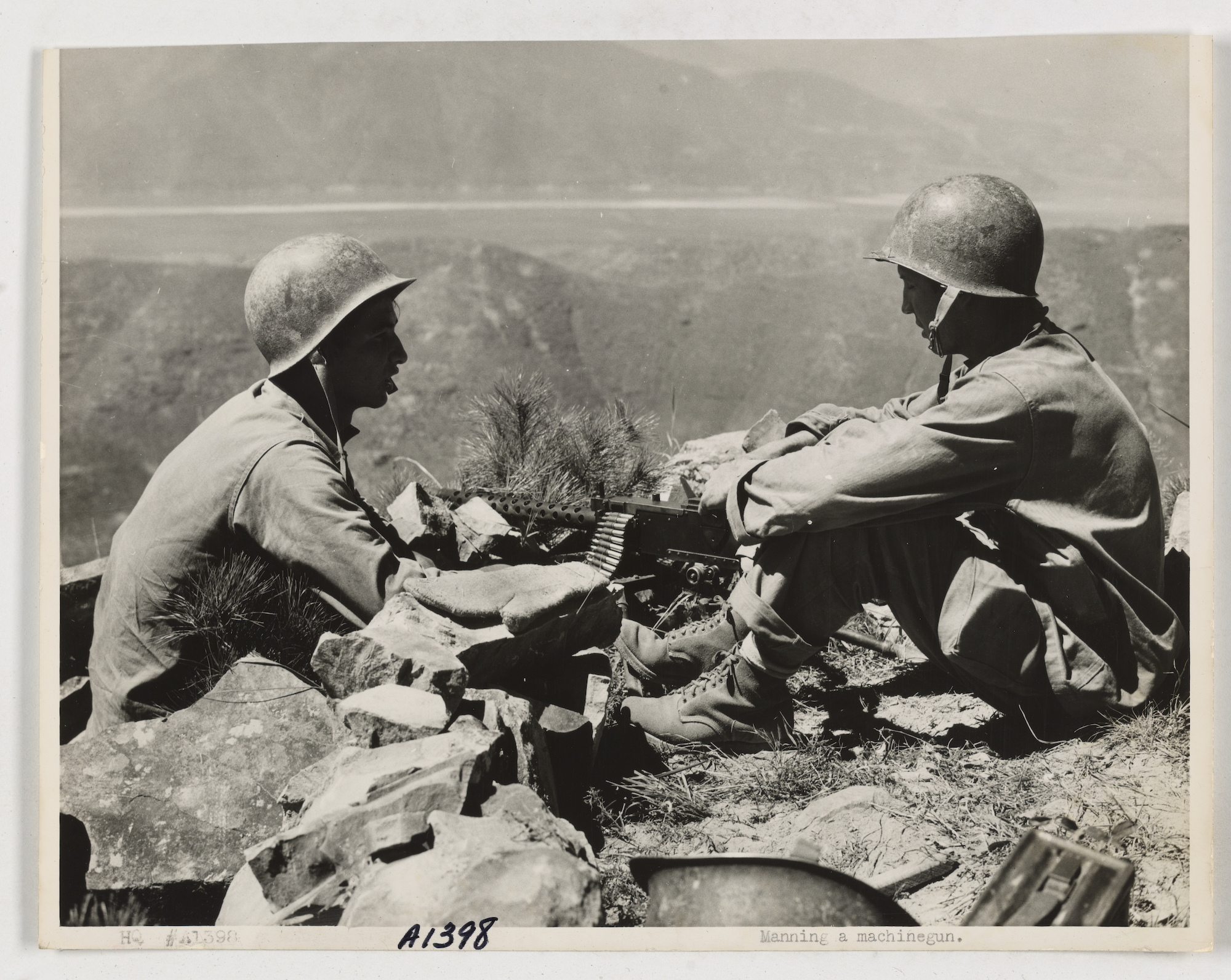 Korean War: Two marines manning a machine gun. 1950